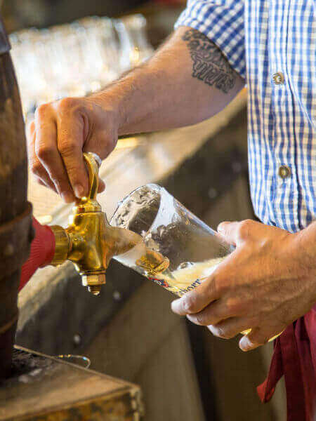 Im &bdquo;Pschorr&ldquo; wird noch stangeneisgek&uuml;hltes Holzfassbier gezapft.
