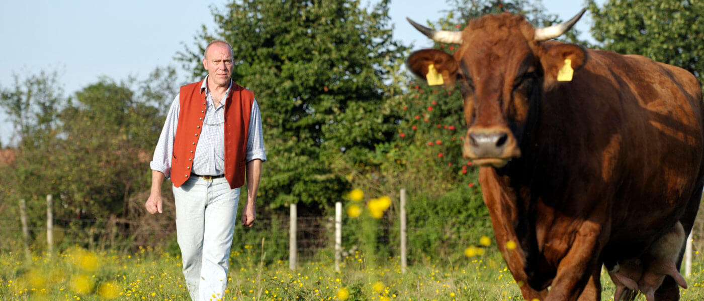 Der Archehof Schlickenrieder ist ein regionaler Landwirtschaftsbetieb und unser Produzent für Fleisch vom Murnau-Werdendenfelser Rind und vom braunen Bergschaf im Wirtshaus und Restaurant &ldquo;Der Pschorr&rdquo; am Viktualienmarkt