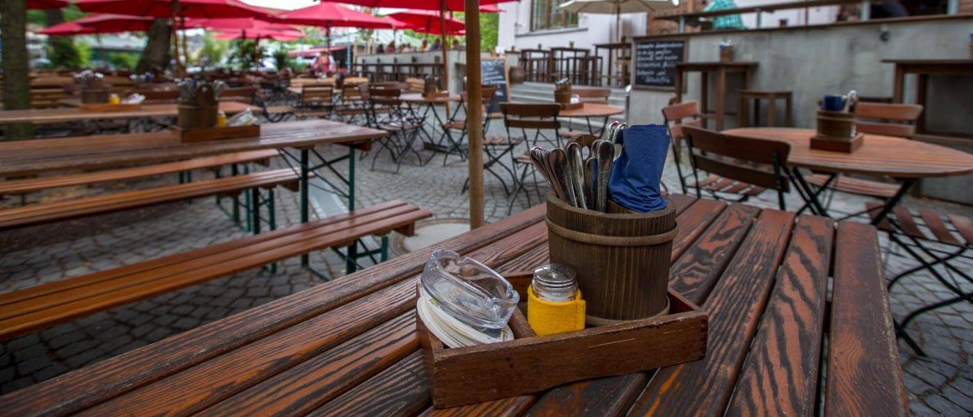 Der Biergarten &ndash; Wirtsgarten vom bayerischen Wirtshaus &bdquo;Pschorr&ldquo; erwacht so langsam
