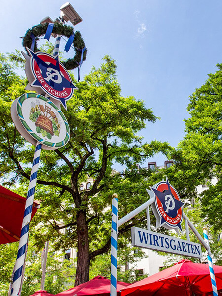 Biergarten direkt am Viktualienmarkt im Zentrum der Münchner Innenstadt