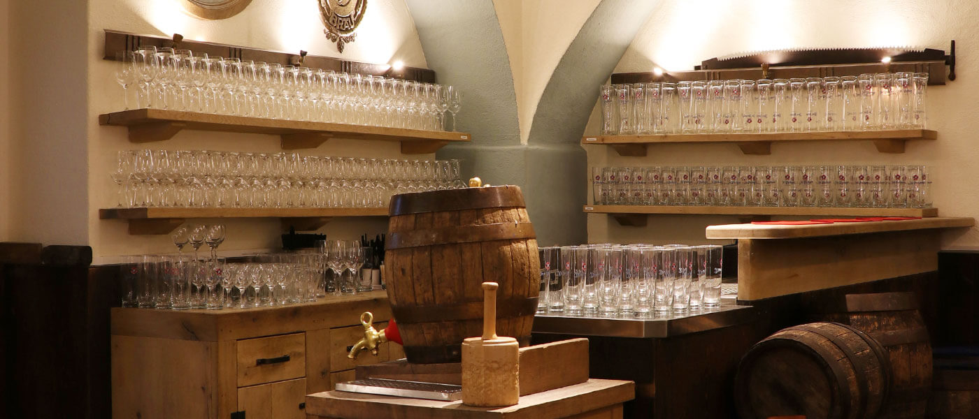 Im &bdquo;Pschorr&ldquo; können Sie im Bierkeller Ihr Bier selbst anzapfen.