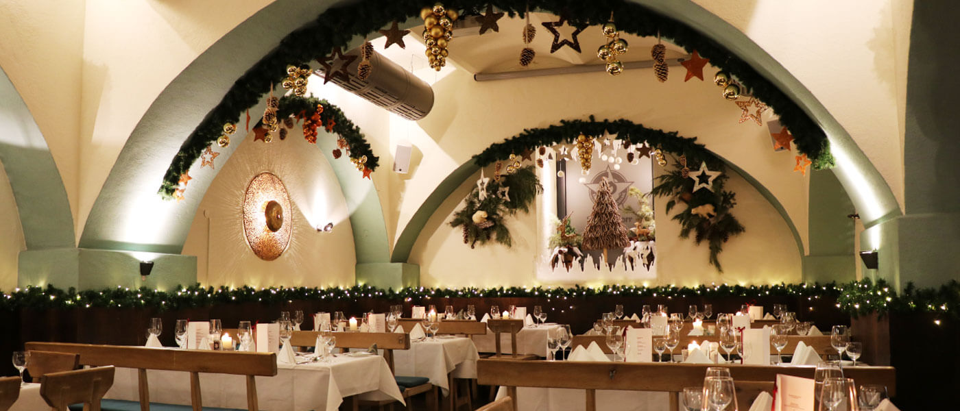 Der Bierkeller &bdquo;Holzfasskeller&ldquo; mit Weihnachtsdekoration in der Münchner Innenstadt am Viktualienmarkt