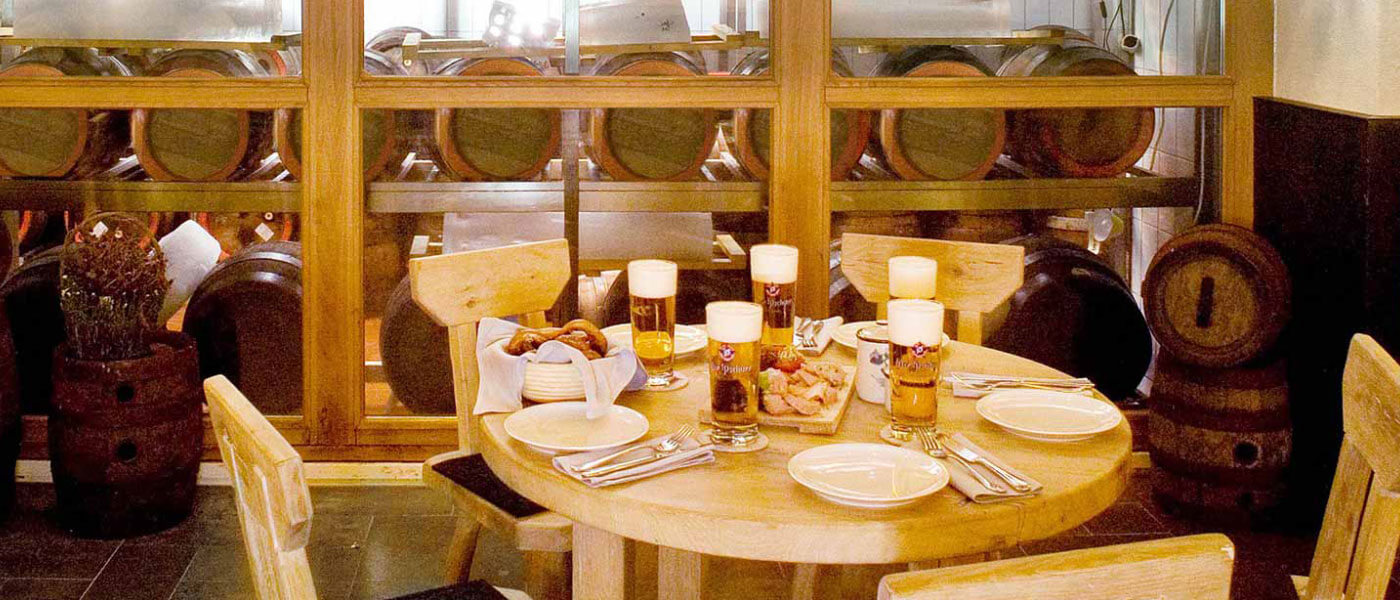 Sitzgruppe vor Holzfassk&uuml;hlung im Bierkeller vom &bdquo;Pschorr&ldquo;