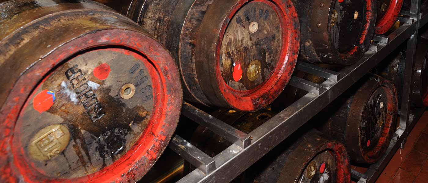 Bierkeller mit Holzfassk&uuml;hlung in der Innenstadt von München.